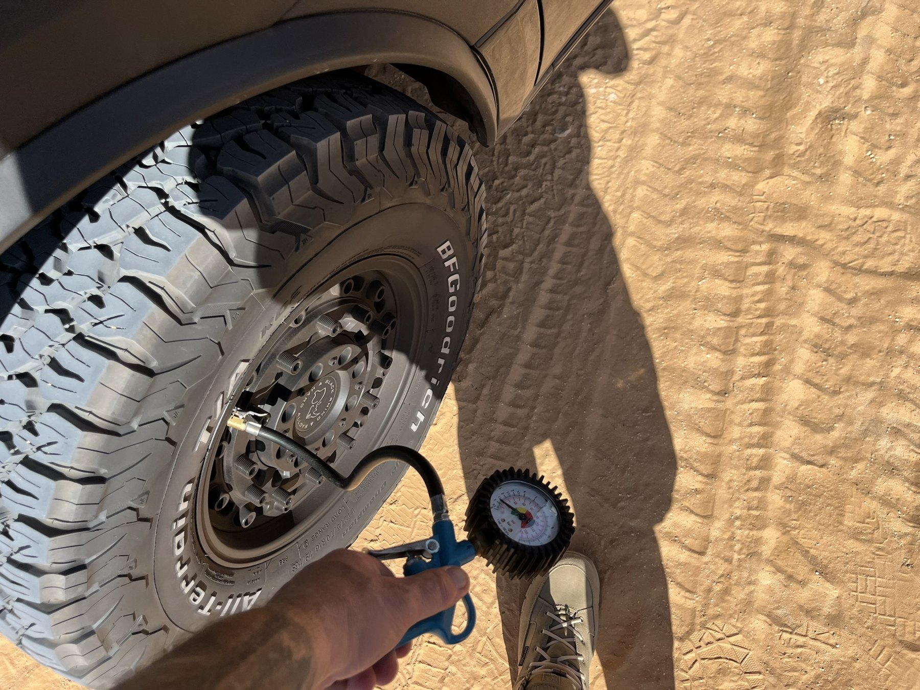 Vorbereitung eines Campers für die Fahrt im Sand