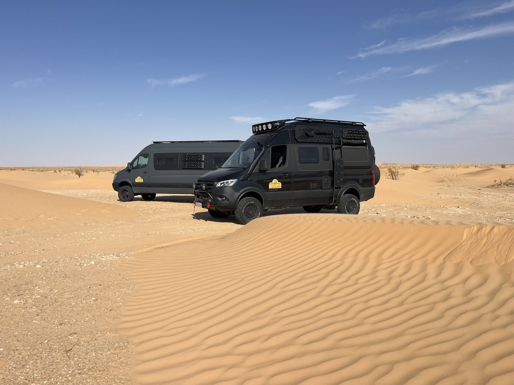 Zwei Camper in der Dünenlandschaft Tunesiens